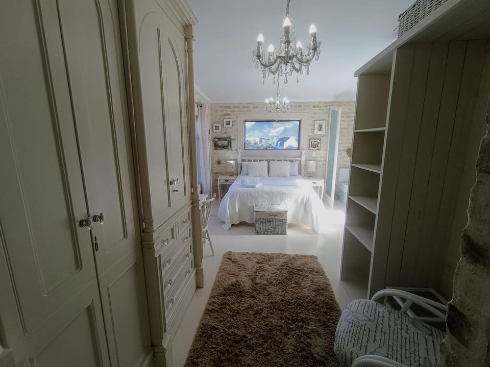 Bed, Bathroom, Photo of the whole room, Bedroom, Mountain view, Sea view, wardrobe
