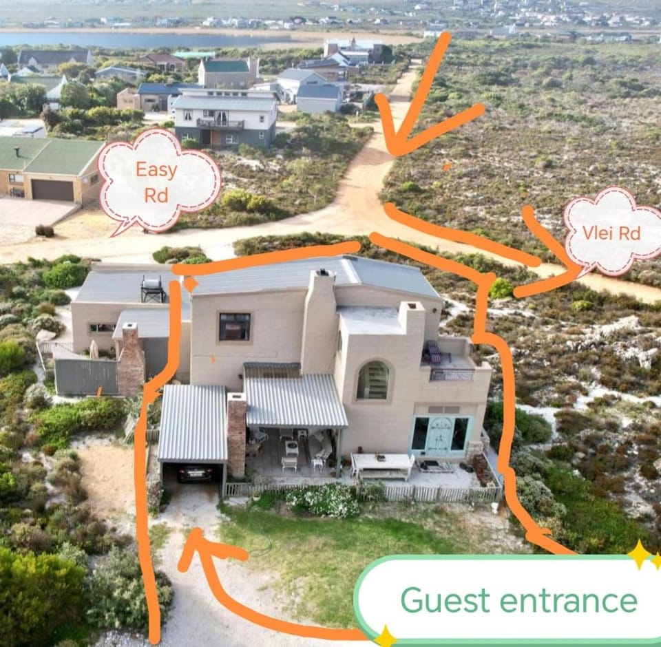 Property building, Facade/entrance, Natural landscape, Bird's eye view, Garden, Parking