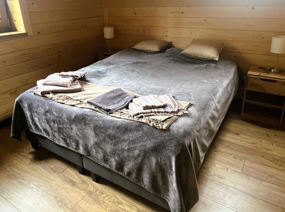 Bed, Other, Other, Other, Photo of the whole room, Decorative detail, Decorative detail, Seating area, Bedroom, towels, towels