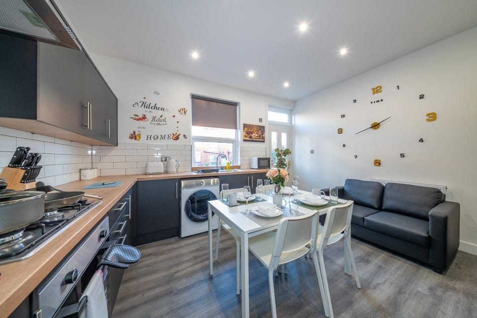 RAA12s For your relaxed and Cosy stay with Free Parking Vacation rental in Leeds