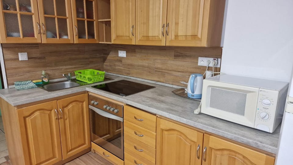 Coffee/tea facilities, Kitchen or kitchenette, stove