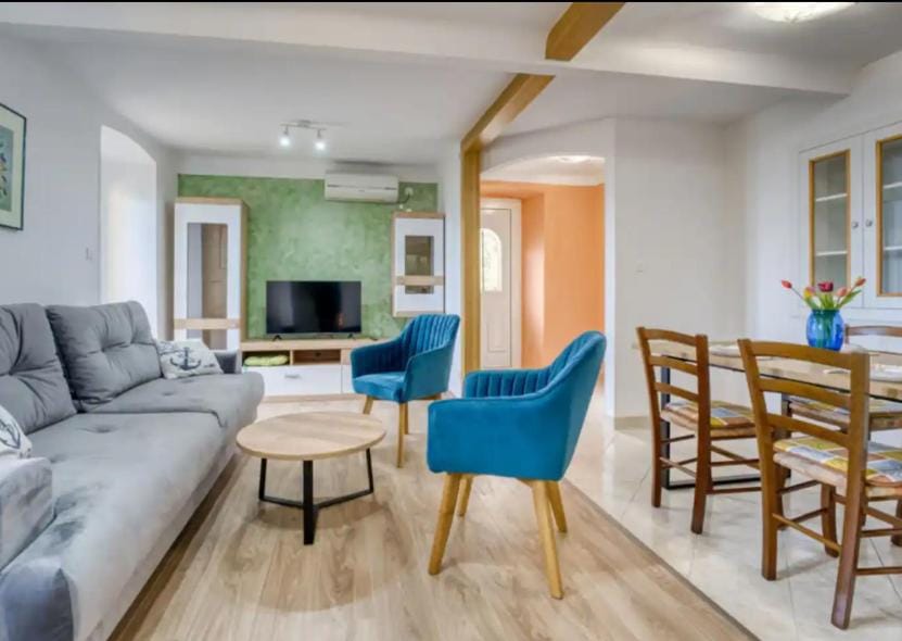 Communal lounge/ TV room, TV and multimedia, Living room, Seating area, Dining area, Evening entertainment