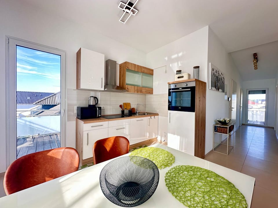 Kitchen or kitchenette, Dining area, dishwasher, minibar, oven, stove, toaster