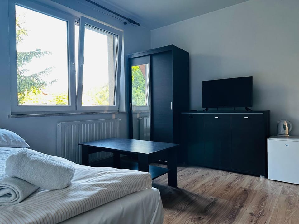 Bed, TV and multimedia, Photo of the whole room, Evening entertainment, Bedroom