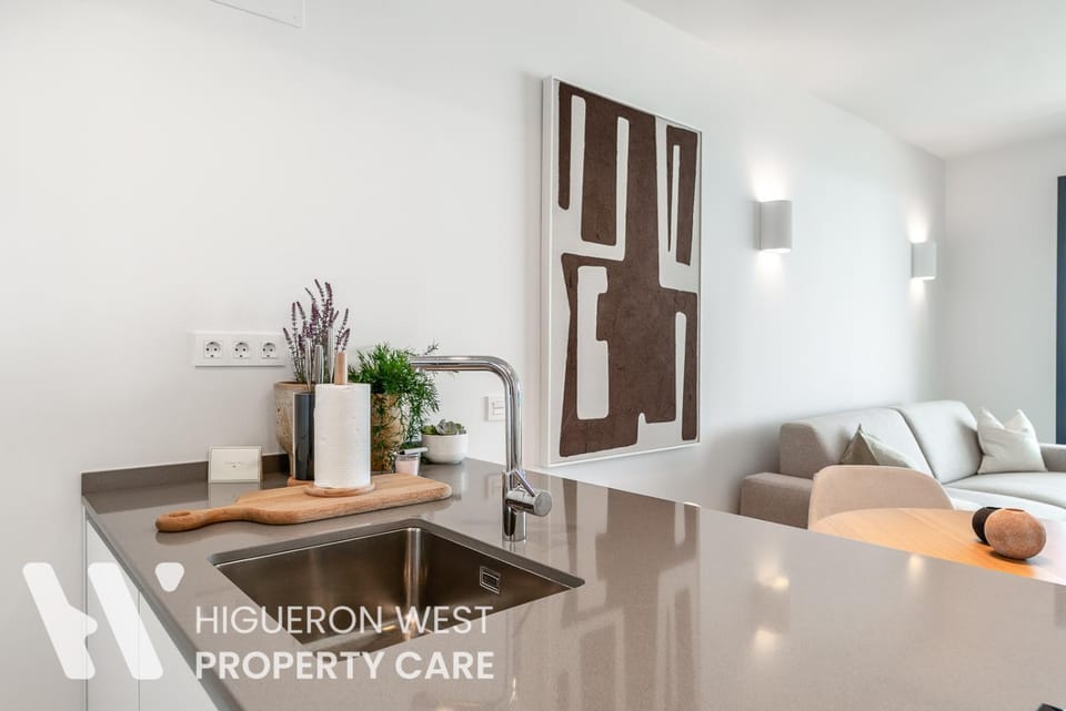 Kitchen or kitchenette, Living room, Seating area, Dining area