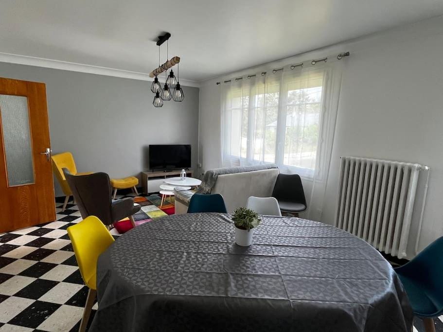 TV and multimedia, Living room, Seating area, Dining area