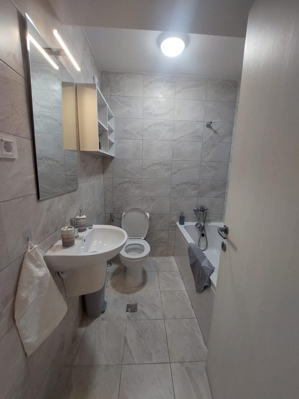 Shower, Toilet, Bathroom, towels