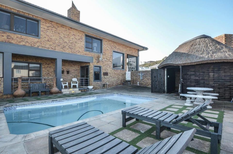 Balcony/Terrace, Swimming pool, Swimming pool, sunbed