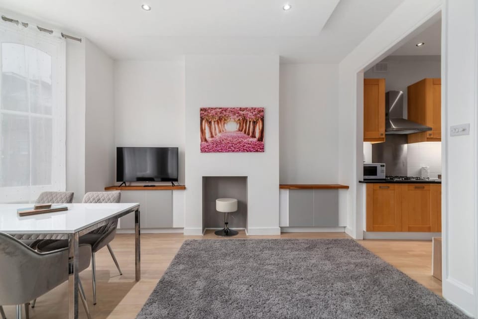TV and multimedia, Kitchen or kitchenette, Dining area, furniture, heating, internet, storage, stove, kitchen