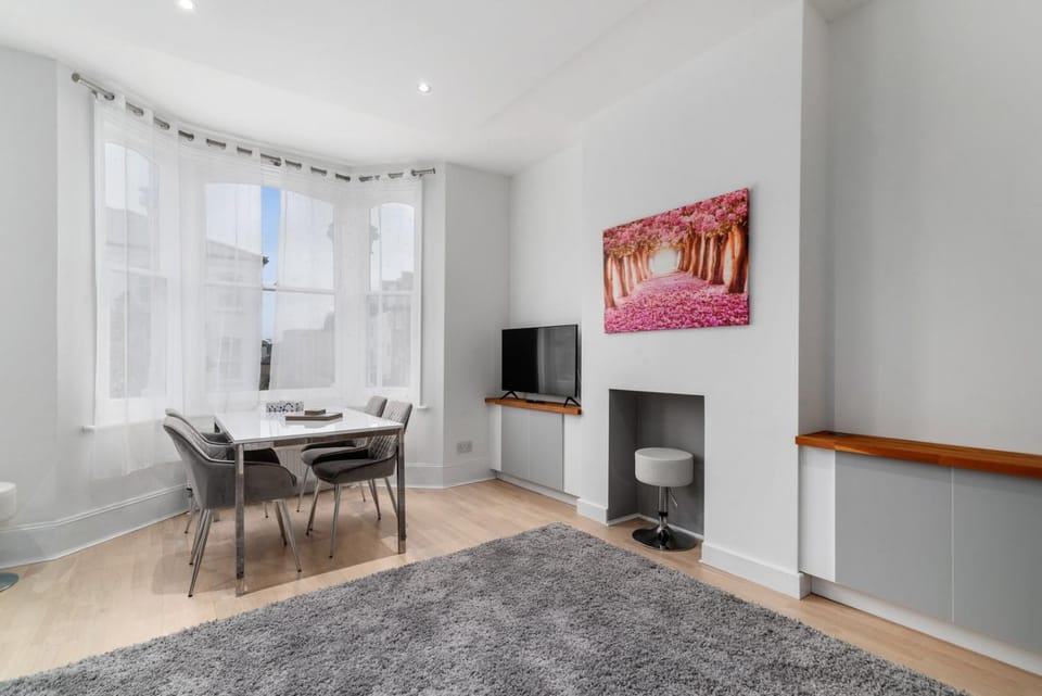 TV and multimedia, View (from property/room), Living room, Seating area, Dining area, Evening entertainment, City view, Street view