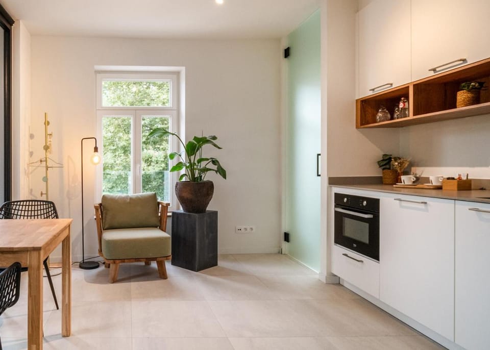 Kitchen or kitchenette, Seating area, Dining area, minibar, oven, stove