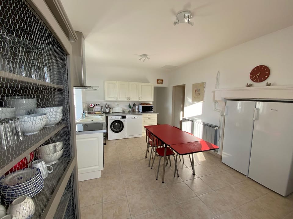 Kitchen or kitchenette, Dining area, dishwasher, oven, pet friendly, stove, washing machine