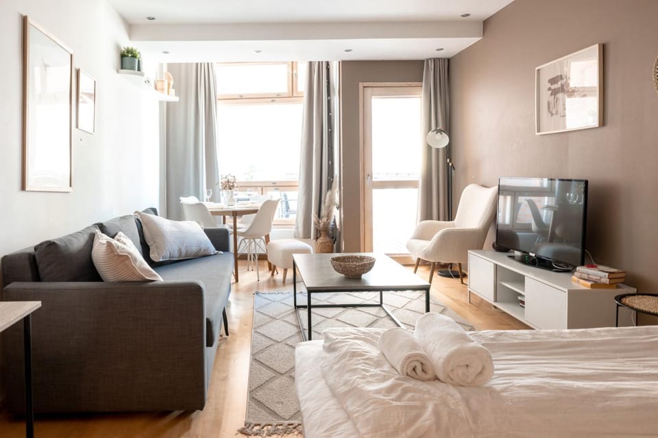 Bed, Living room, Photo of the whole room, Seating area, Dining area, Bedroom