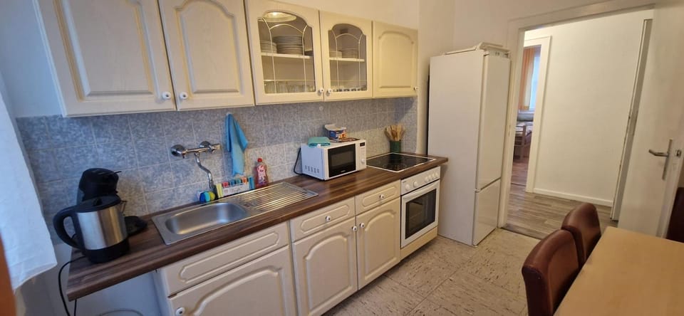 Coffee/tea facilities, Kitchen or kitchenette, Dining area, oven, stove, toaster