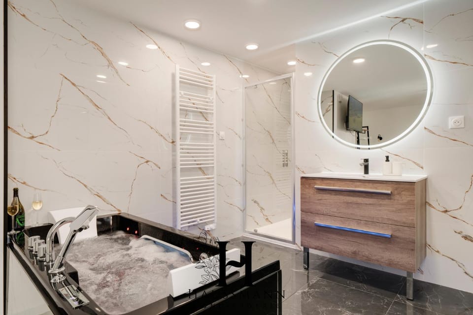 Shower, Hot Tub, Bath, towels