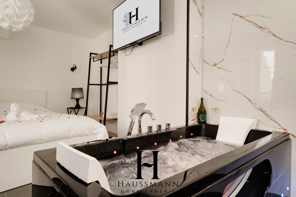 Bed, Hot Tub, Photo of the whole room, Bedroom, Public Bath