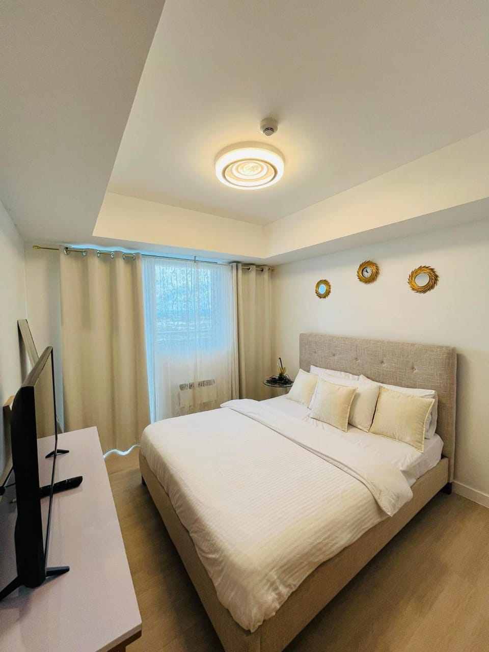 Bed, TV and multimedia, Photo of the whole room, Bedroom, hair dresser
