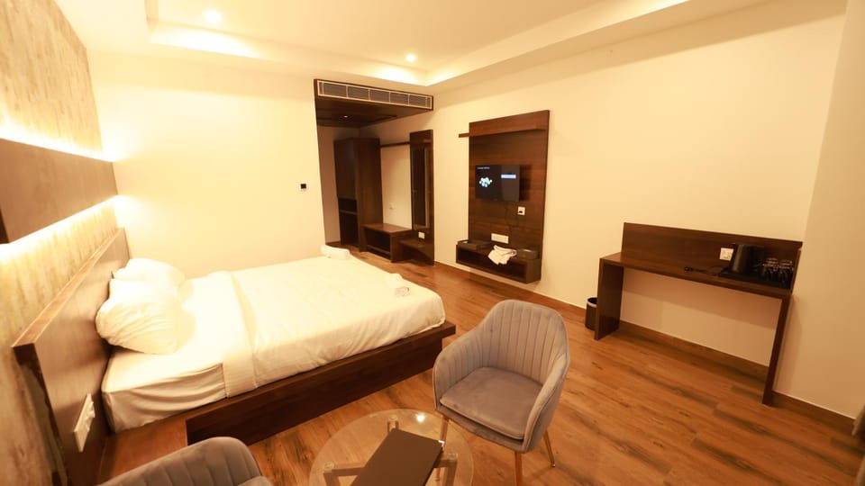 Bed, TV and multimedia, Photo of the whole room, Seating area, Bedroom