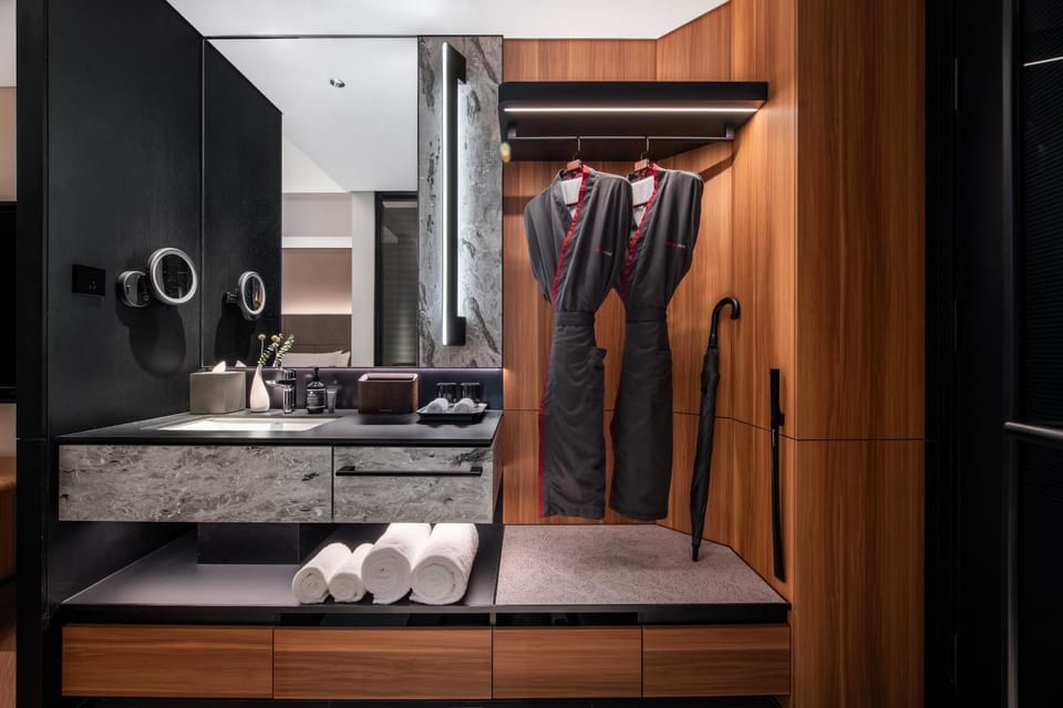 Shower, towels, wardrobe