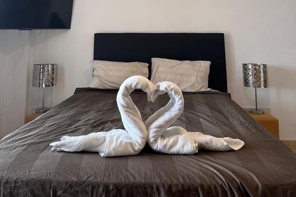 Bedroom, towels