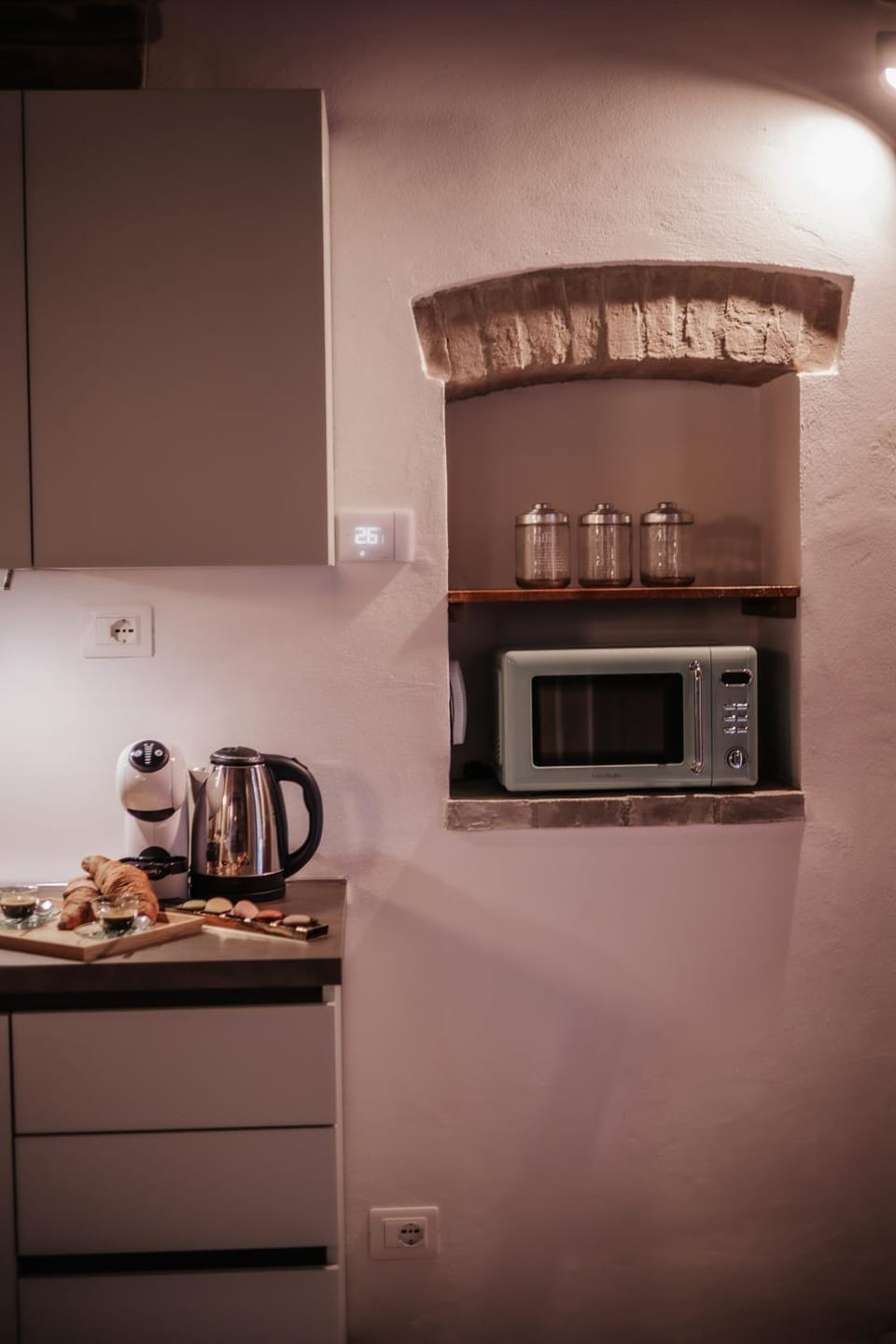 Coffee/tea facilities, Kitchen or kitchenette, Decorative detail, microwave, stove, toaster