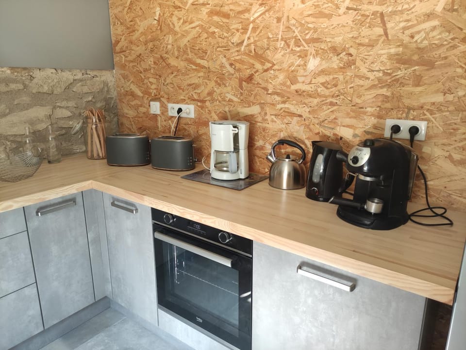 Coffee/tea facilities, stove, toaster