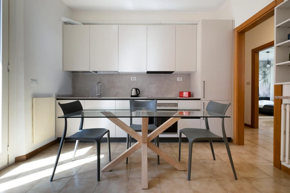 Kitchen or kitchenette, Dining area, oven, stove