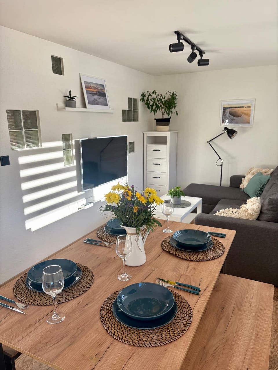 Living room, Seating area, Dining area