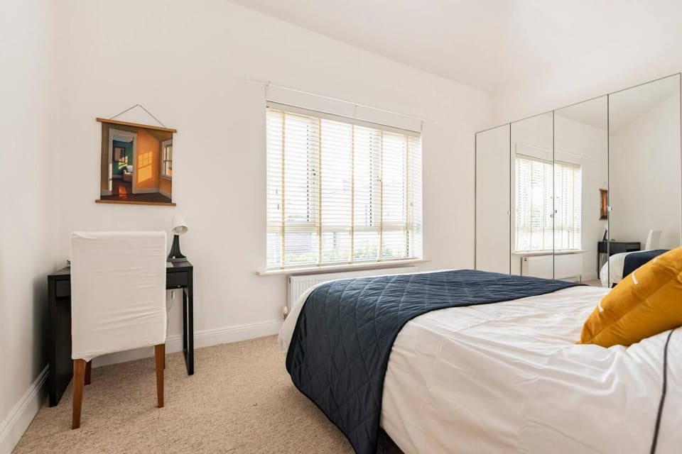 King bedroom en-suit bathroom, easy to city centre Vacation rental in Dublin