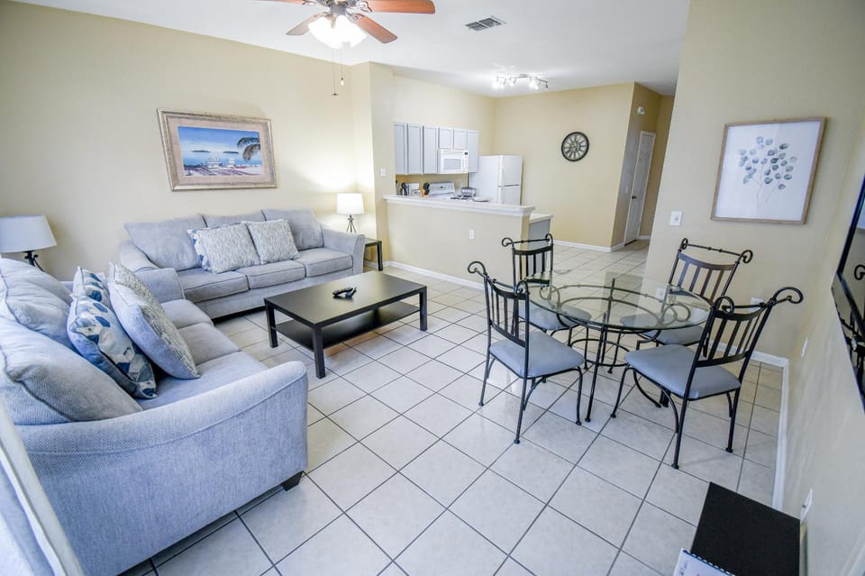 Kitchen or kitchenette, Living room, Seating area, Dining area