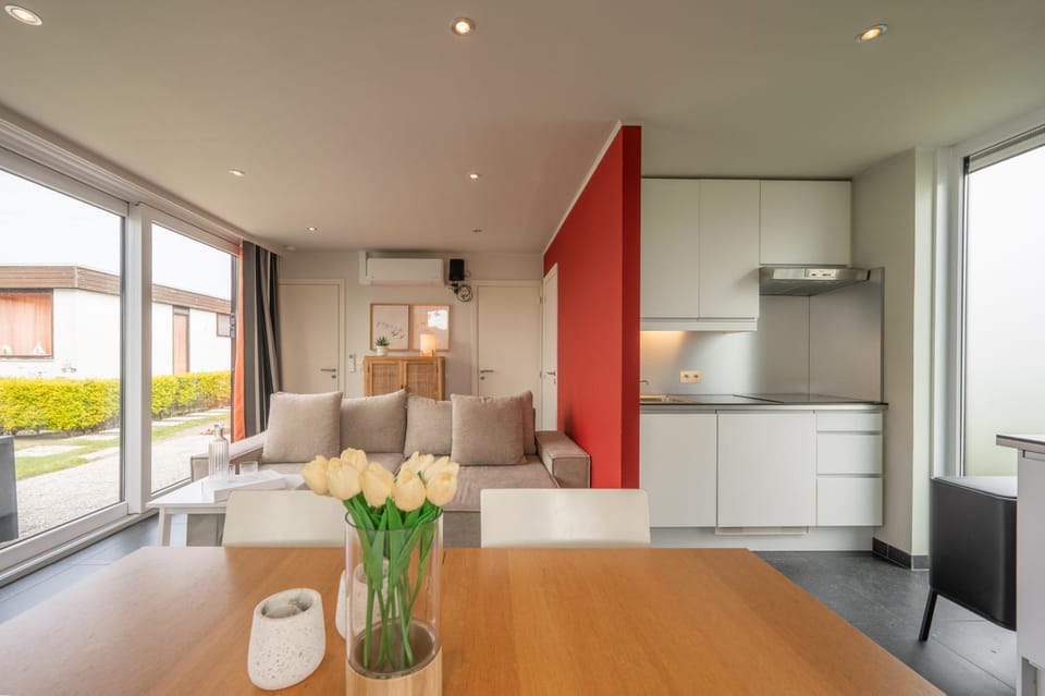 Property building, Kitchen or kitchenette, Living room, Seating area, Dining area