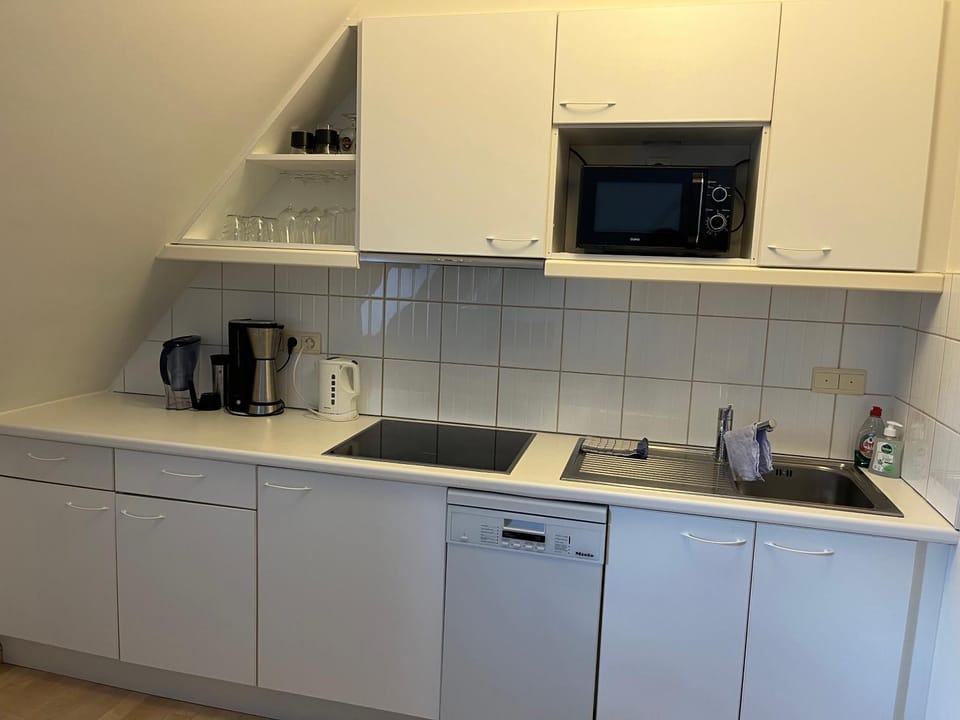 Coffee/tea facilities, Kitchen or kitchenette, stove