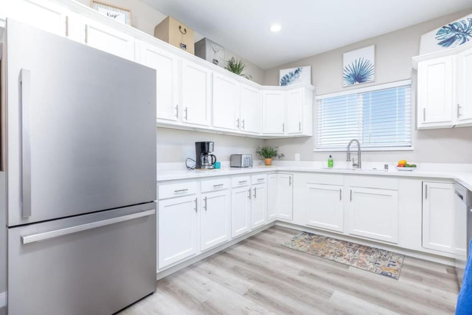 Refreshing and Spotless 4 Bathrooms 22 House in Ridgecrest