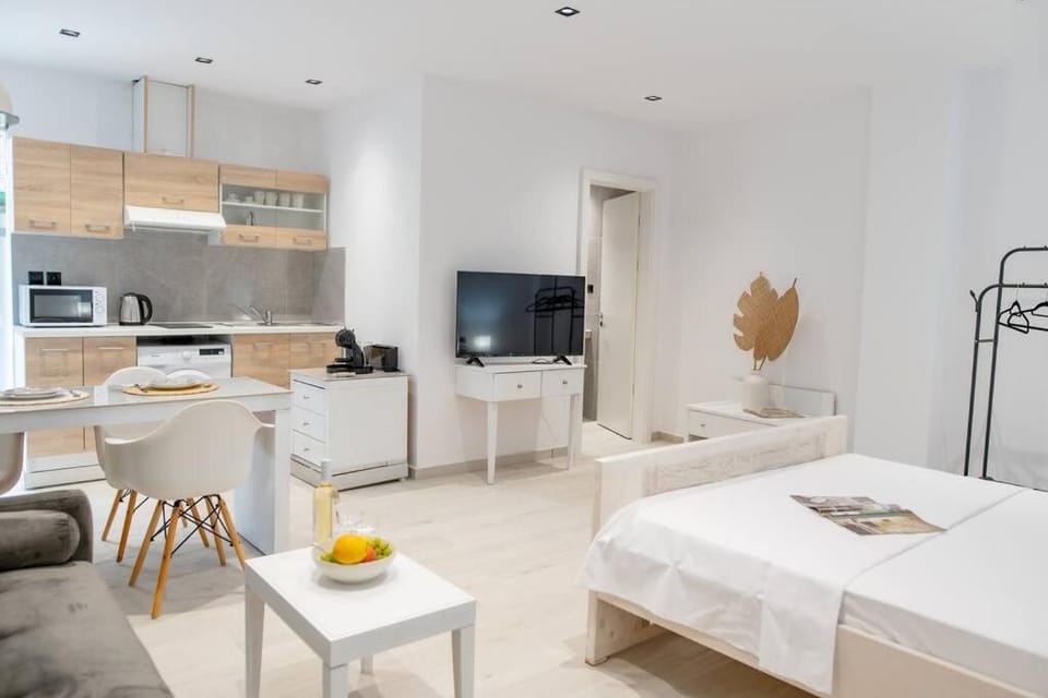 TV and multimedia, Kitchen or kitchenette, Living room, Photo of the whole room, Seating area, oven, stove