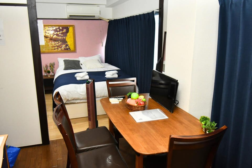 Bed, TV and multimedia, Photo of the whole room, Dining area, Bedroom, air conditioner