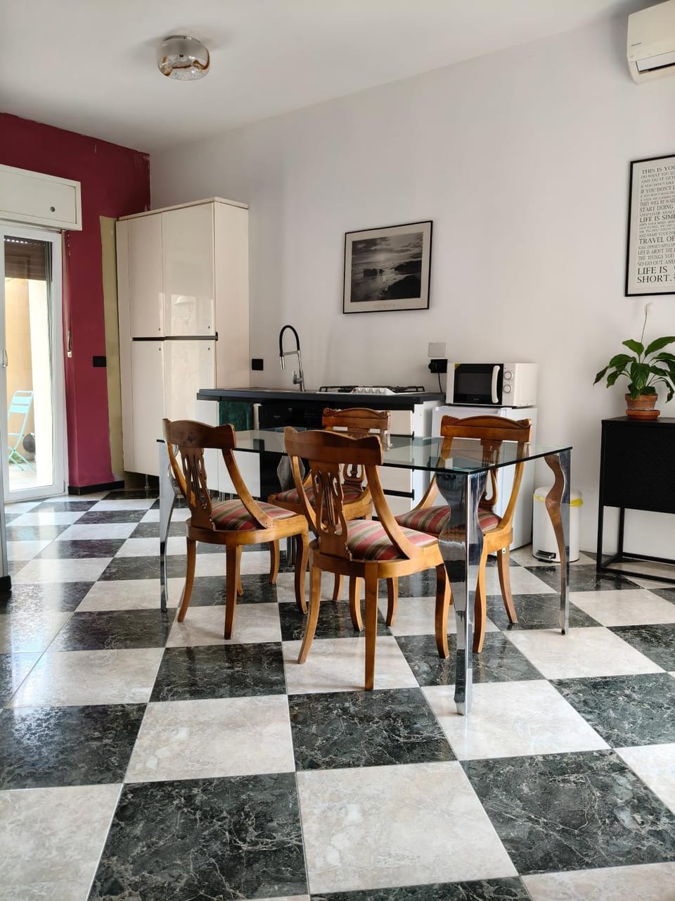 Kitchen or kitchenette, Dining area, air conditioner