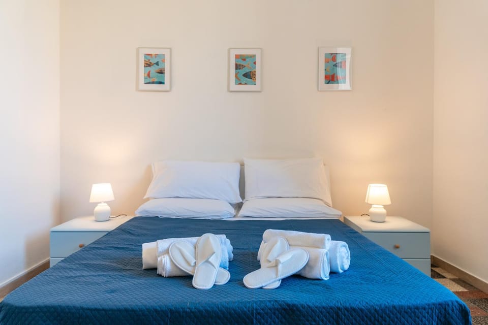 Bed, Photo of the whole room, Bedroom, towels, air conditioner