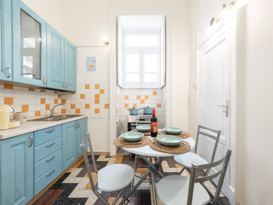 Kitchen or kitchenette, Dining area, stove
