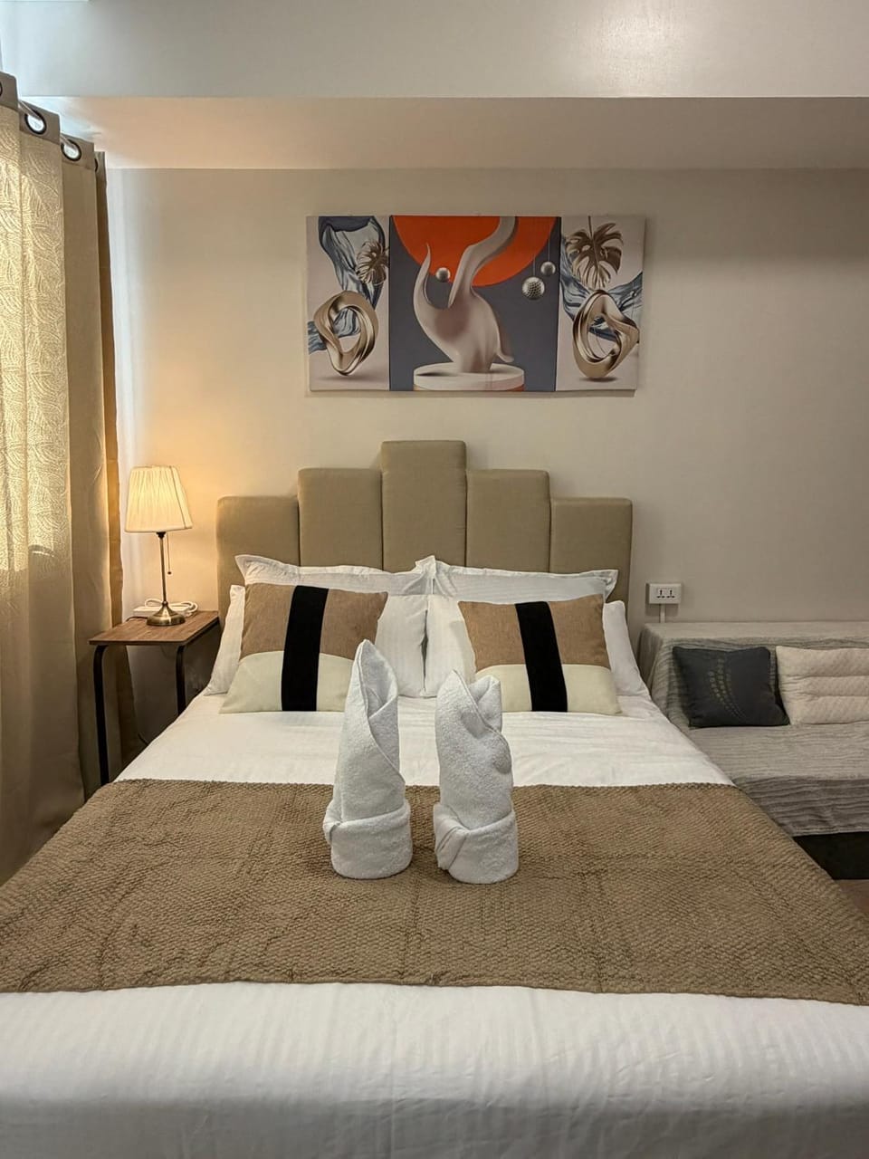 Bed, Bedroom, towels