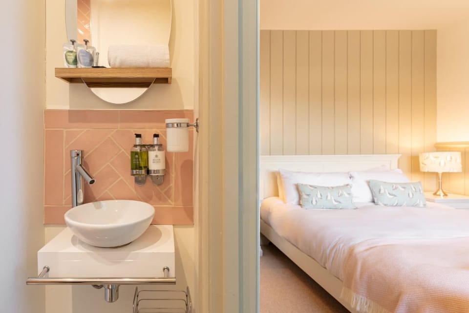 Bed, Bathroom, Bedroom, towels