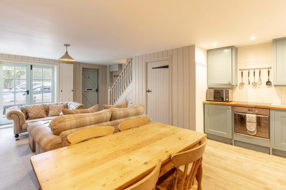 Coffee/tea facilities, Kitchen or kitchenette, Living room, Seating area