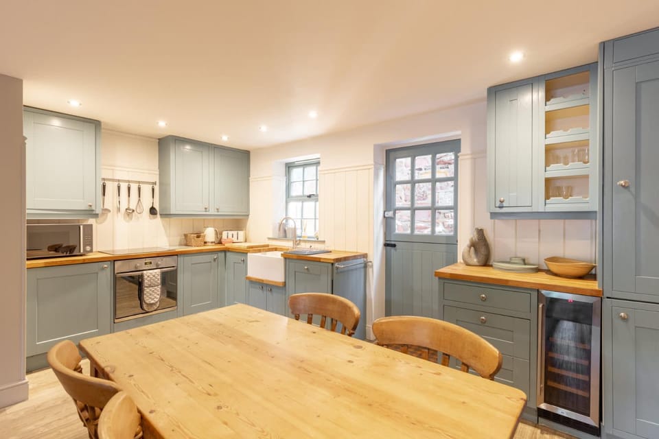 Kitchen or kitchenette, Dining area, oven, stove