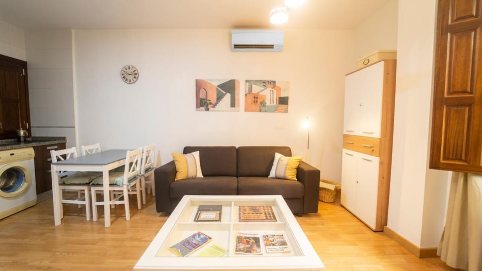 Kitchen or kitchenette, Living room, Seating area, Dining area, minibar, washing machine, air conditioner