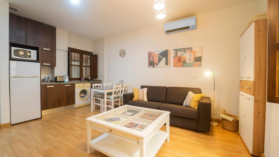 Kitchen or kitchenette, Living room, Seating area, Dining area, minibar, oven, stove