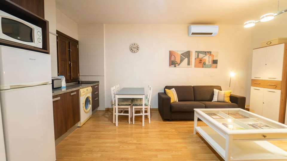 Kitchen or kitchenette, Living room, Seating area, Dining area, Bedroom, stove, air conditioner