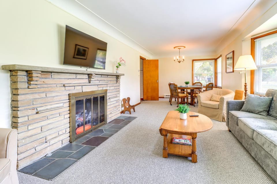 Home about 17 Mi to Detroit with Patio and Grill! House in Southfield