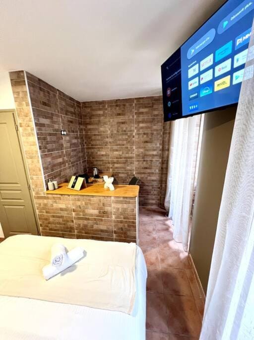 Bed, TV and multimedia, Photo of the whole room