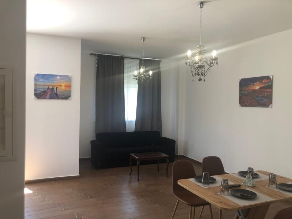 TV and multimedia, Living room, Seating area, Dining area, Time of day
