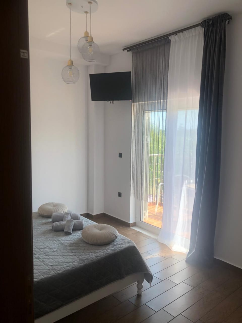 Bed, TV and multimedia, Photo of the whole room, Bedroom, towels