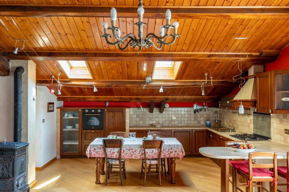 Kitchen or kitchenette, Dining area, minibar, stove